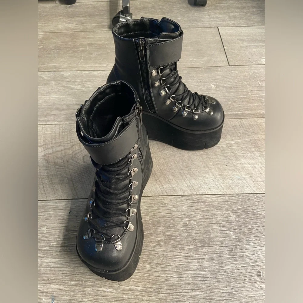 Size 8 Kera 21 boots by Demonia - Picture 8 of 11